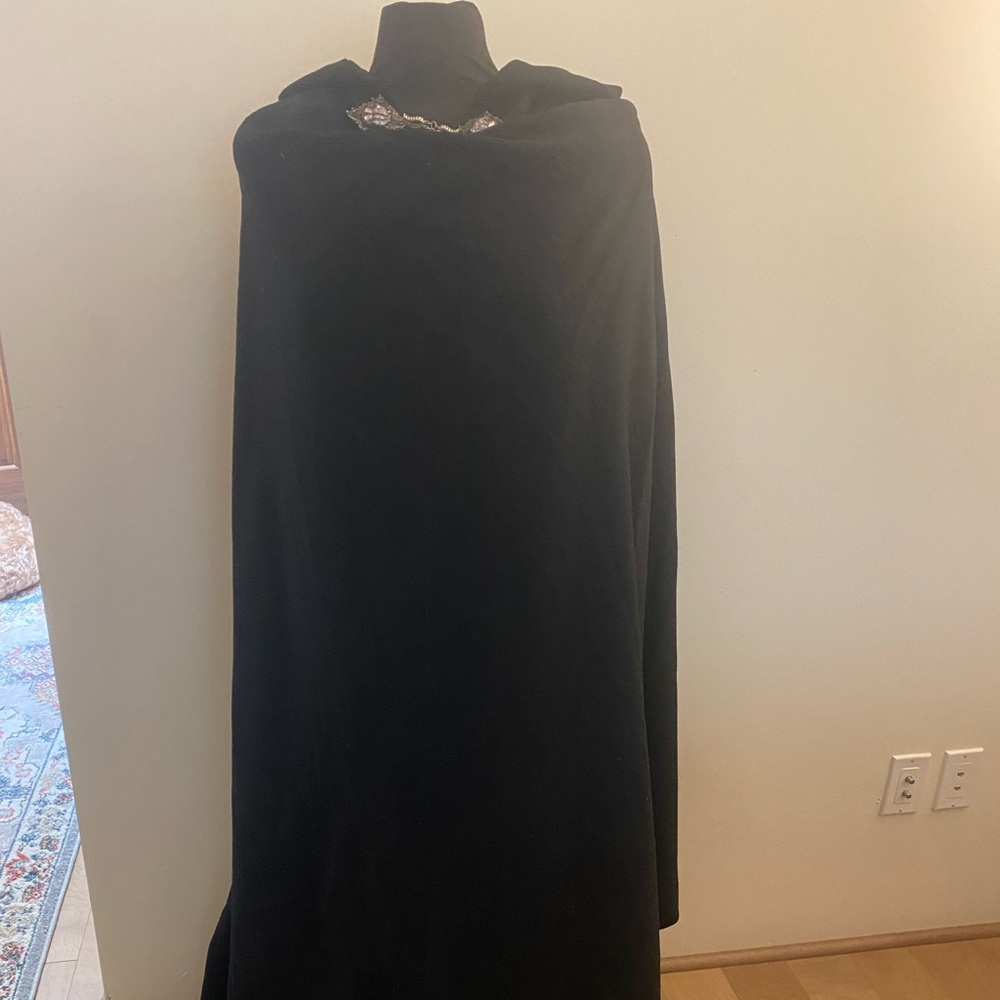 Elegant Mary McFadden 100% Wool Cloak with Vintage Clasps